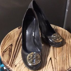 Tory Burch Logo Pumps